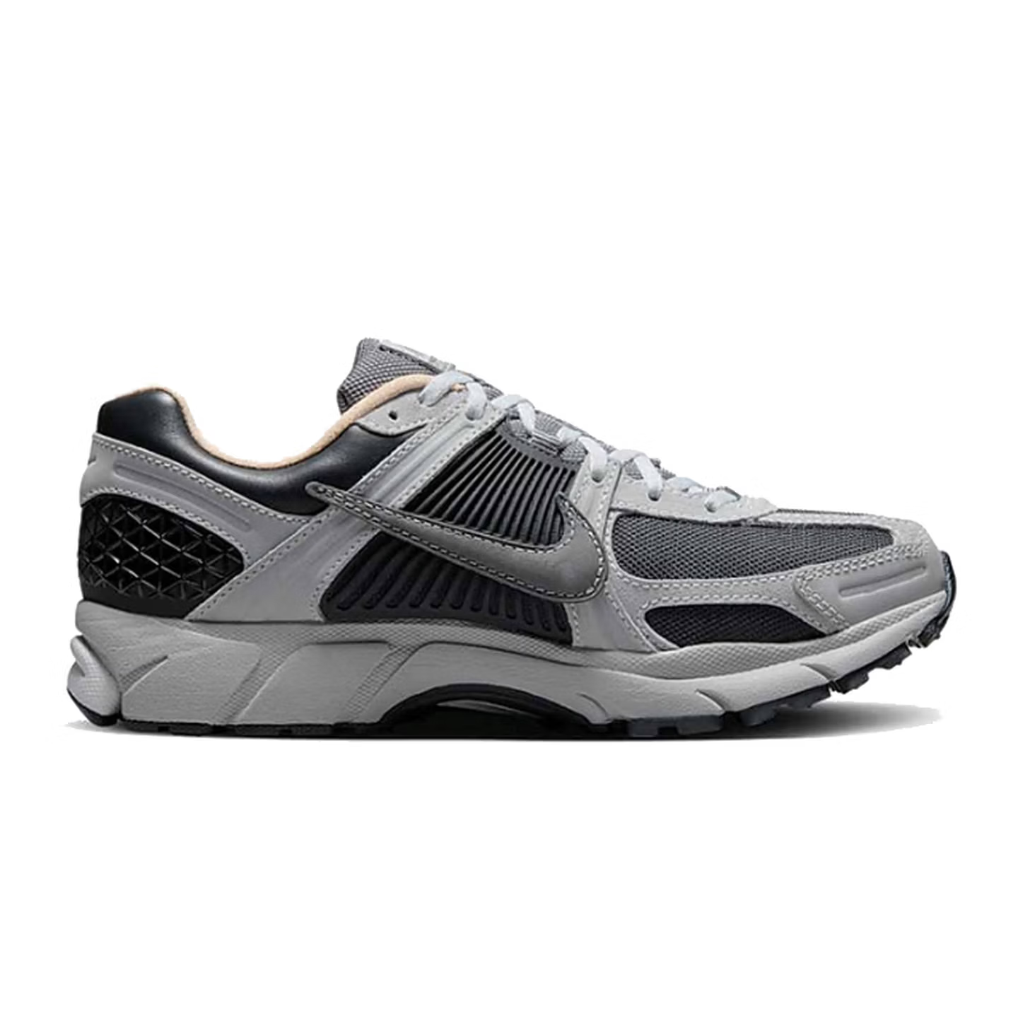 حذاء الجري Nike Zoom Vomero 5  - مراجعة Men'S Shoes Nike Black وسعره